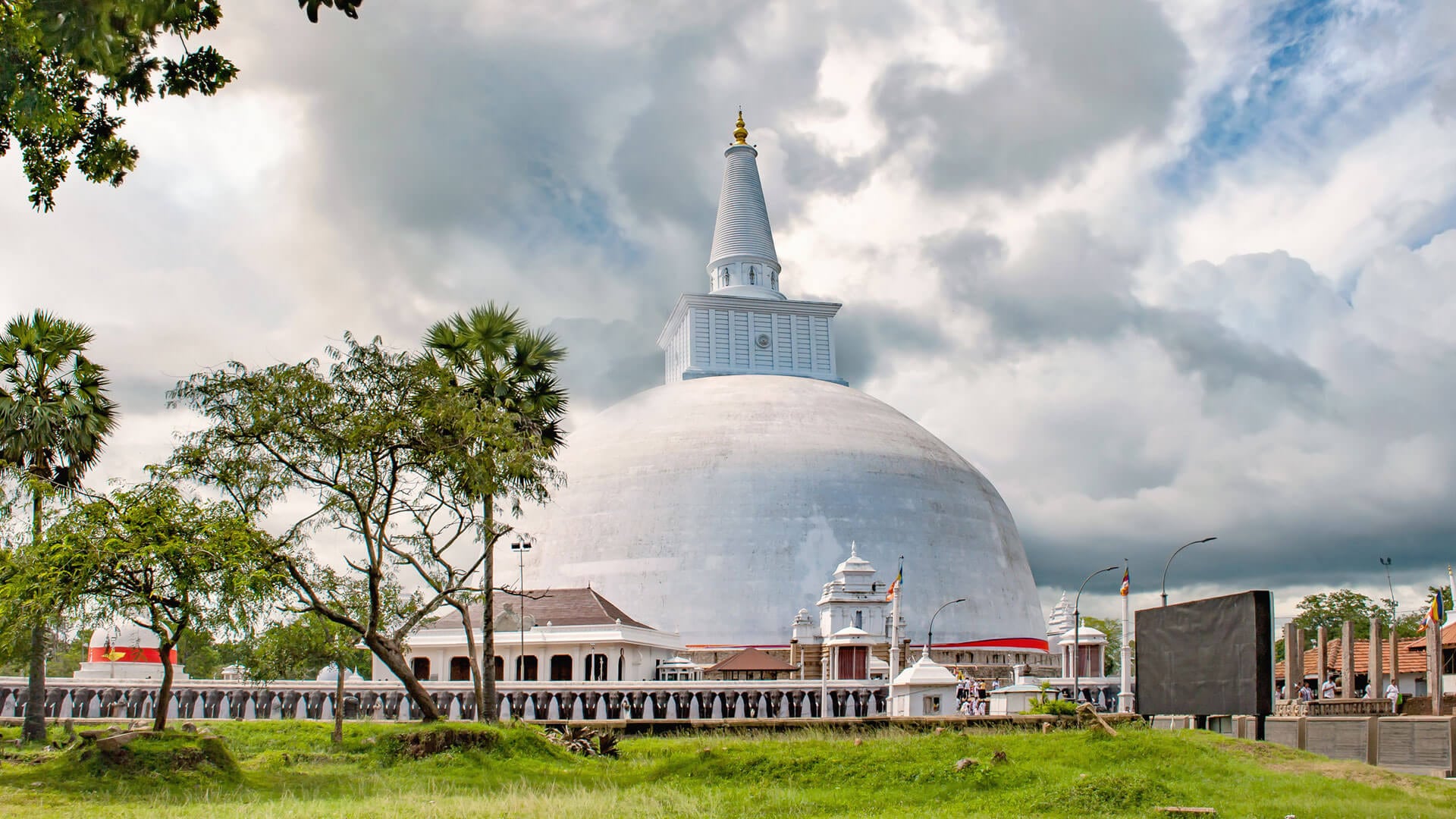 Ruwanwelisaya-Stupa-Anuradhapura-golden-triangle-sri-lanka